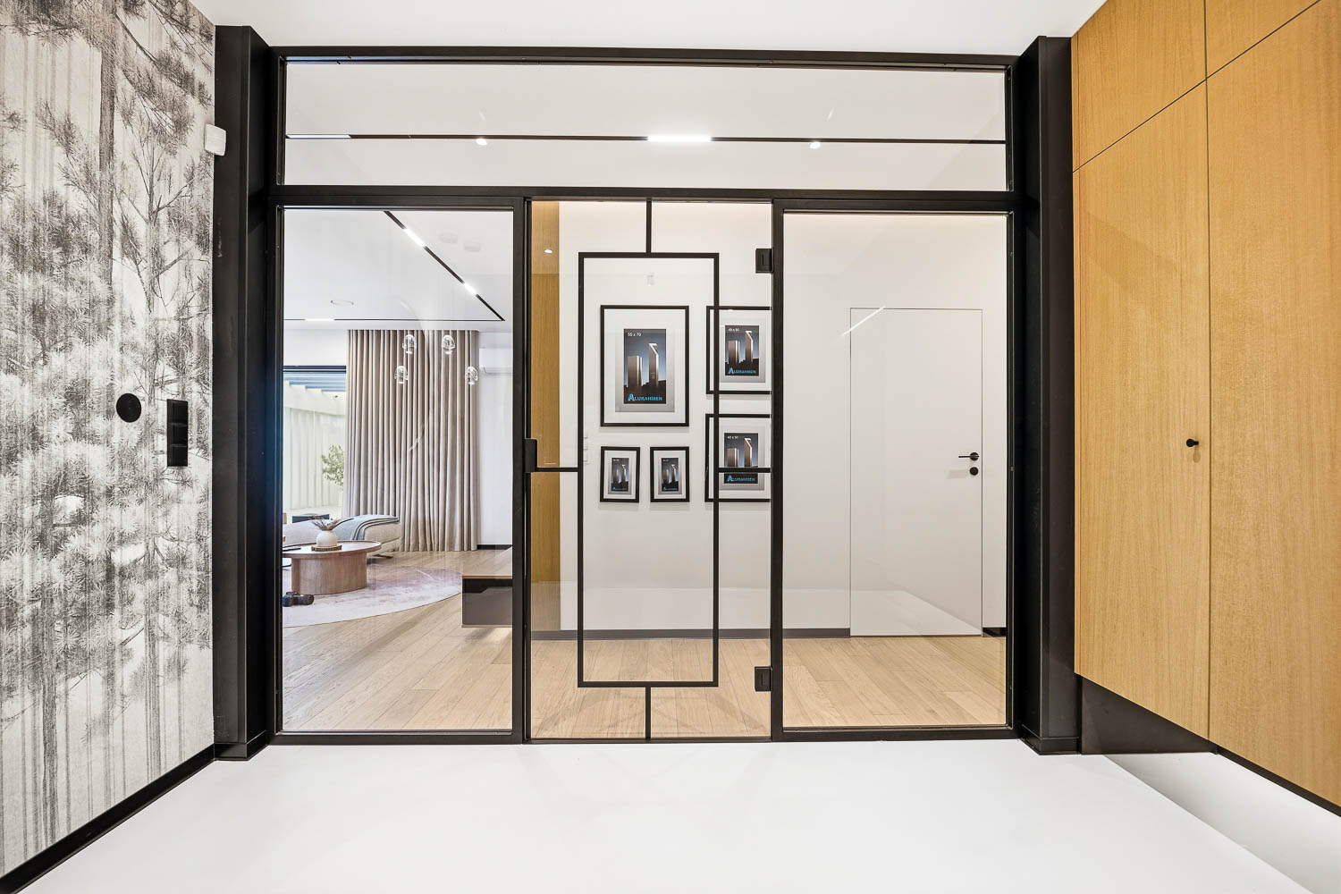 Jasna kuchnia z marmurową wyspą, drewnianą zabudową i oknem narożnym sfotografowana przez Grafoto.