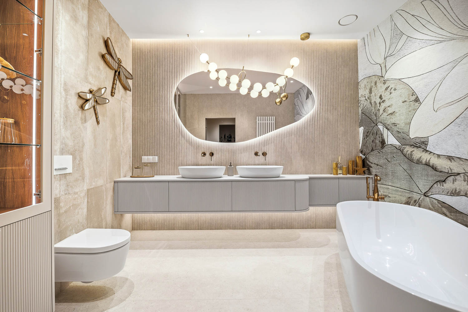 Nowoczesna łazienka z wolnostojącą wanną, organicznym podświetlanym lustrem i dwiema umywalkami – profesjonalna sesja zdjęciowa Grafoto