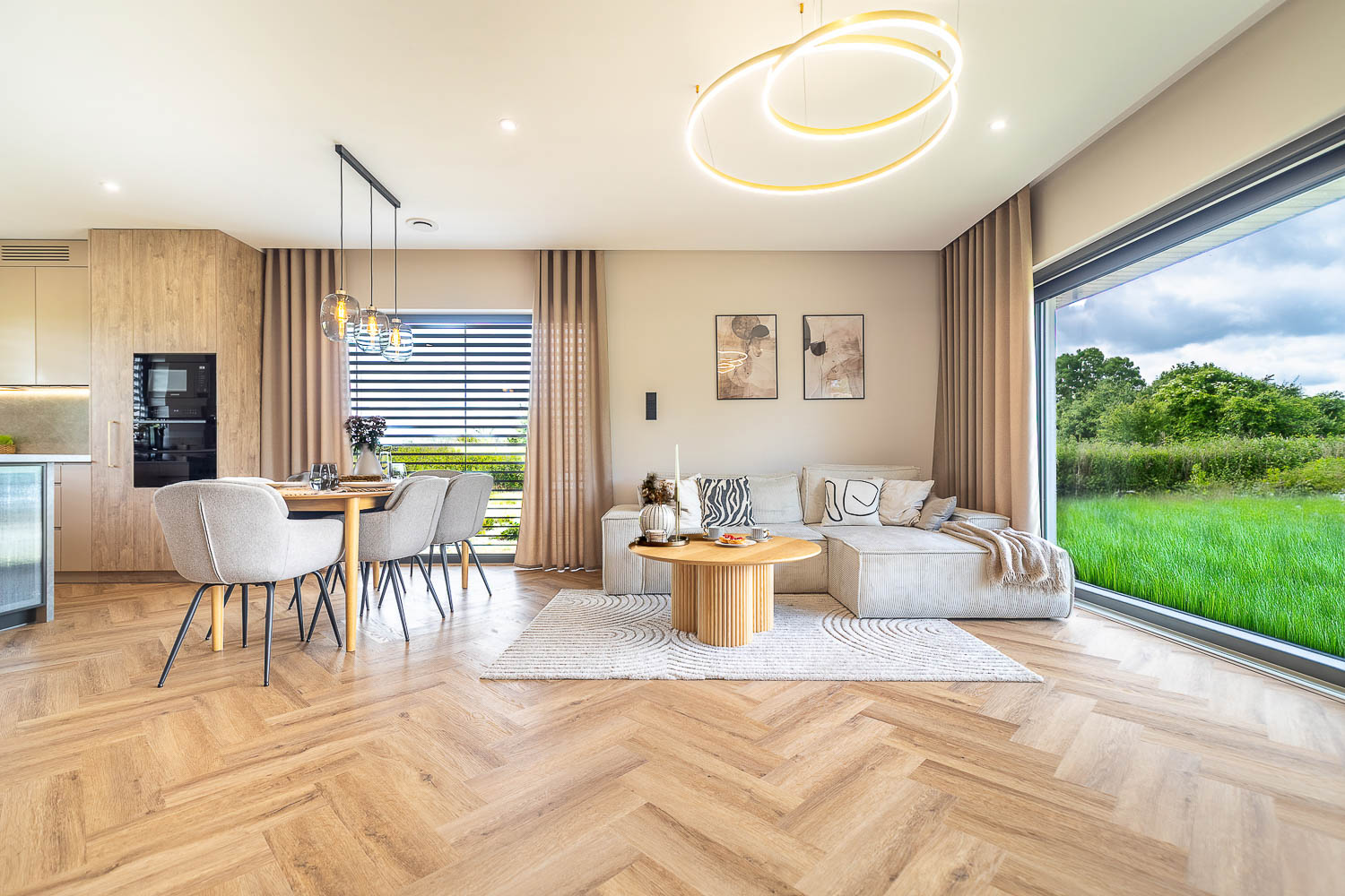 Nowoczesna kuchnia z dębową zabudową, marmurową wyspą i przeszkloną witryną – realizacja Grafoto.